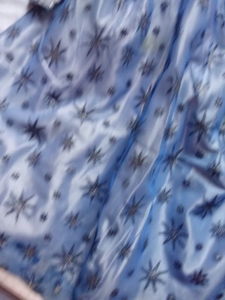 Vestido de fiesta azul con estrellas plateadas