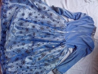 Vestido de fiesta azul con estrellas plateadas