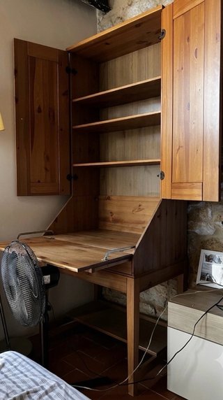 Escritorio de madera con cajón