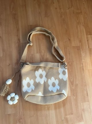 Bolso de crochet beige y blanco con flores