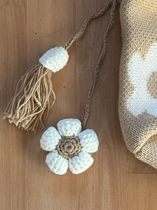 Bolso de crochet beige y blanco con flores