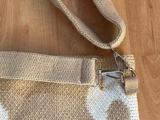 Bolso de crochet beige y blanco con flores