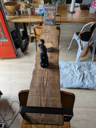 Estantería de madera y metal