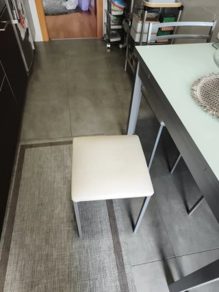 Mesa con 2 sillas y 2 taburetes