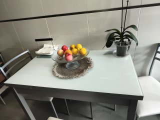 Mesa con 2 sillas y 2 taburetes