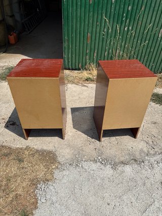 Mesitas de noche de madera con cajones