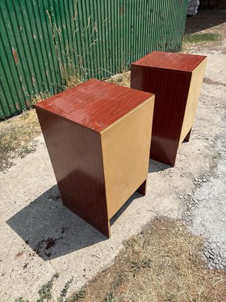 Mesitas de noche de madera con cajones