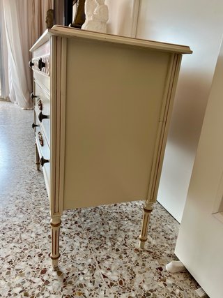 Cómoda antigua beige y dorada