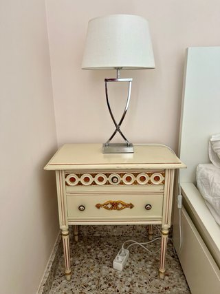 Cómoda antigua beige y dorada