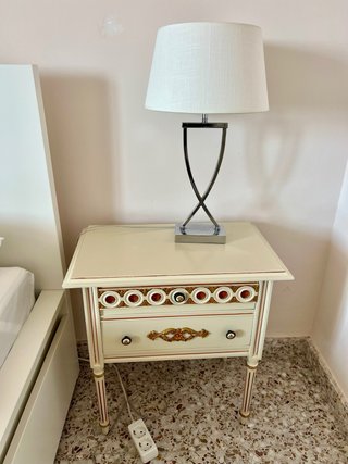Cómoda antigua beige y dorada
