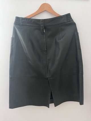 Traje abrigo y falda piel negro
