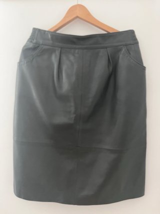 Traje abrigo y falda piel negro