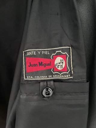 Traje abrigo y falda piel negro
