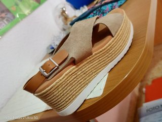 Sandalias cuña beige y marrón