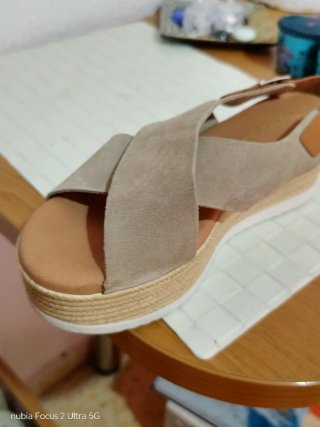 Sandalias cuña beige y marrón