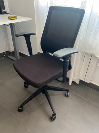 Silla de oficina ergonómica negra