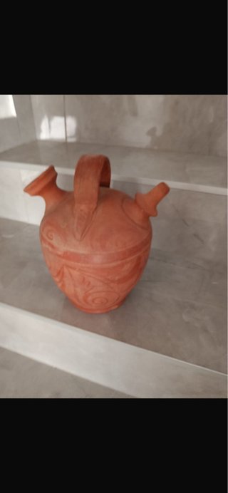 Botijo de arcilla con asas y decorado