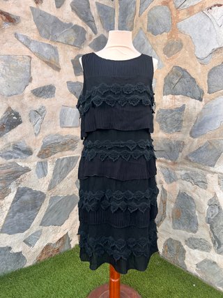 Elegante vestido negro con encaje