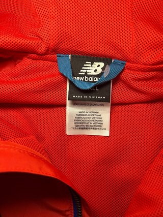 Chaqueta New Balance Roja y Azul con Capucha