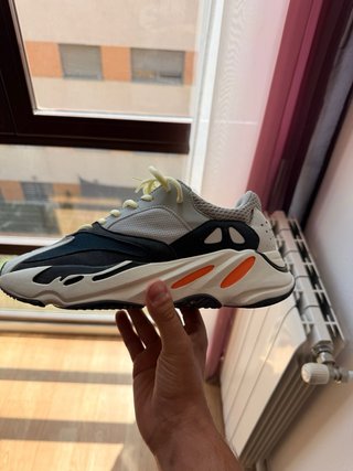 Zapatillas Yeezy grises y naranjas