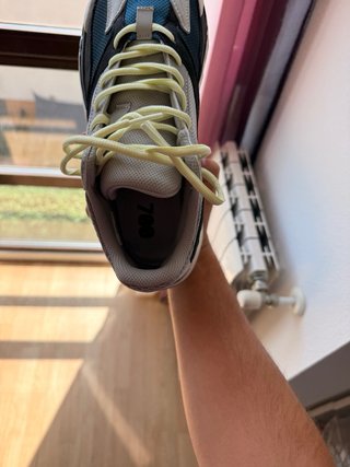 Zapatillas Yeezy grises y naranjas