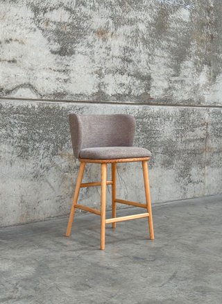 Taburete Ciselia chenilla marrón y madera maciza fresno acabado tono natural FSC Mix Credit 65cm