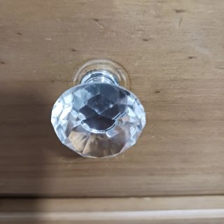 Cómoda de madera con tiradores de cristal