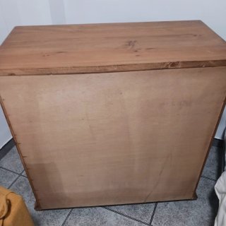 Cómoda de madera con tiradores de cristal