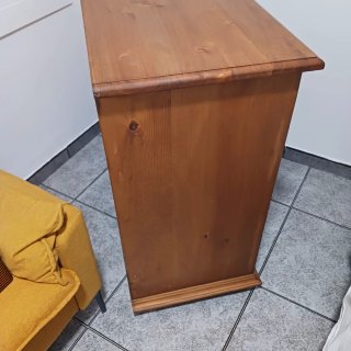 Cómoda de madera con tiradores de cristal