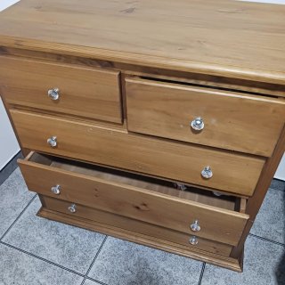 Cómoda de madera con tiradores de cristal