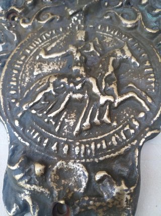 Aldaba de bronce.
