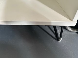 Estantería Vihals IKEA con dos cestas de mimbre