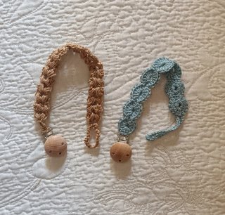 Chupeteros de crochet y madera