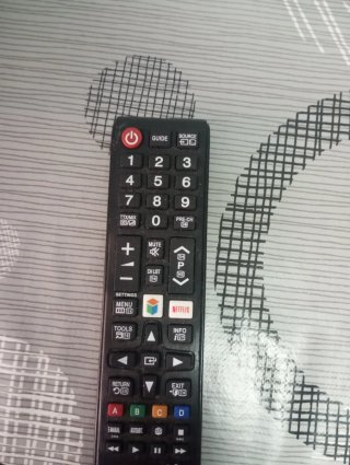 Samsung TV 28 pulgadas con soporte de pared