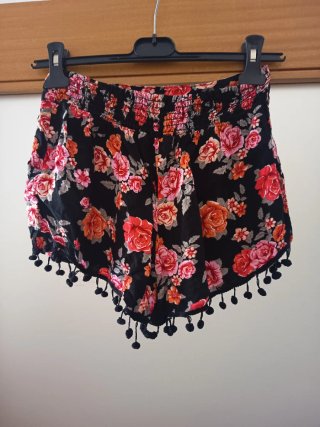 Calções florais pretos e rosas