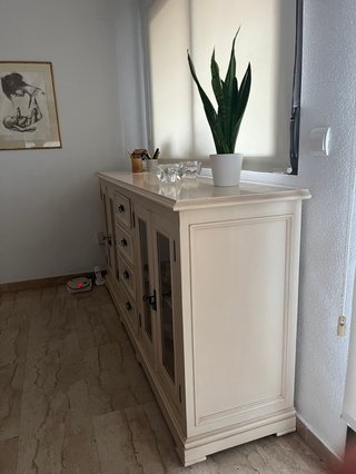 Aparador salón cajones y vitrinas