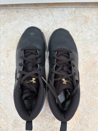 Zapatillas Under Armour negras y doradas