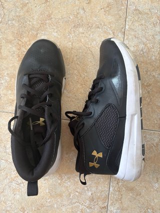 Zapatillas Under Armour negras y doradas