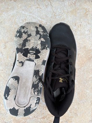 Zapatillas Under Armour negras y doradas