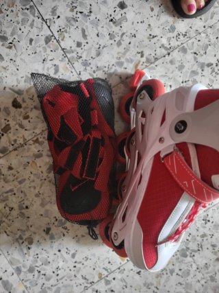 Patines en línea rojos y blancos