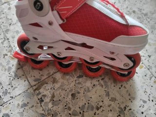 Patines en línea rojos y blancos