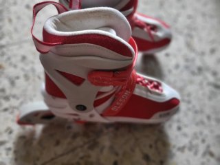 Patines en línea rojos y blancos