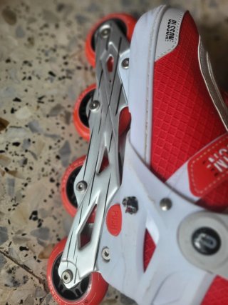 Patines en línea rojos y blancos