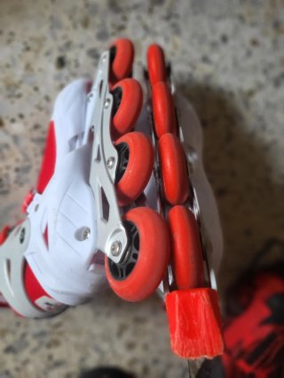Patines en línea rojos y blancos