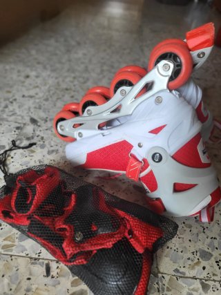 Patines en línea rojos y blancos