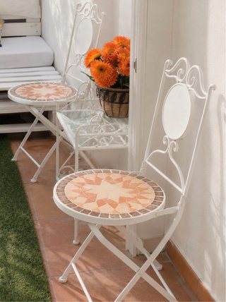 Conjunto de mesa y sillas de mosaico