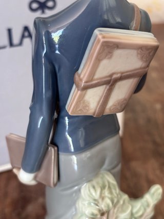 Figura en porcelana Lladro de chico estudiante