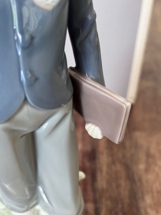 Figura en porcelana Lladro de chico estudiante