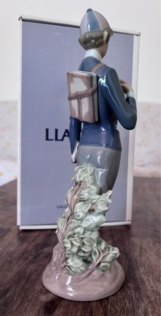 Figura en porcelana Lladro de chico estudiante