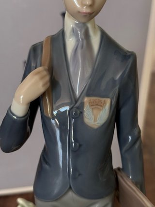 Figura en porcelana Lladro de chico estudiante
